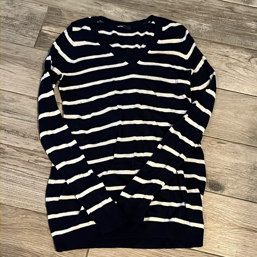 EUC GAP maternity striped v neck sweater, sz S